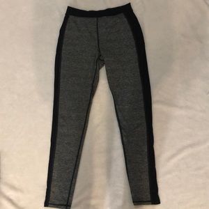 Athletic leggings with mesh side